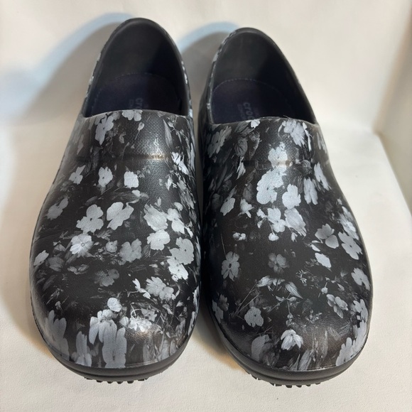 CROCS Sz 8 Dual Comfort Black Abstract Floral Slip on Clogs - Picture 2 of 9
